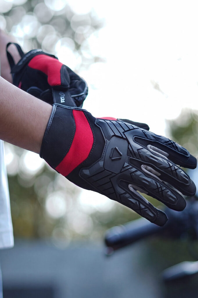 Korda Droid Riding Gloves pre-curved design
